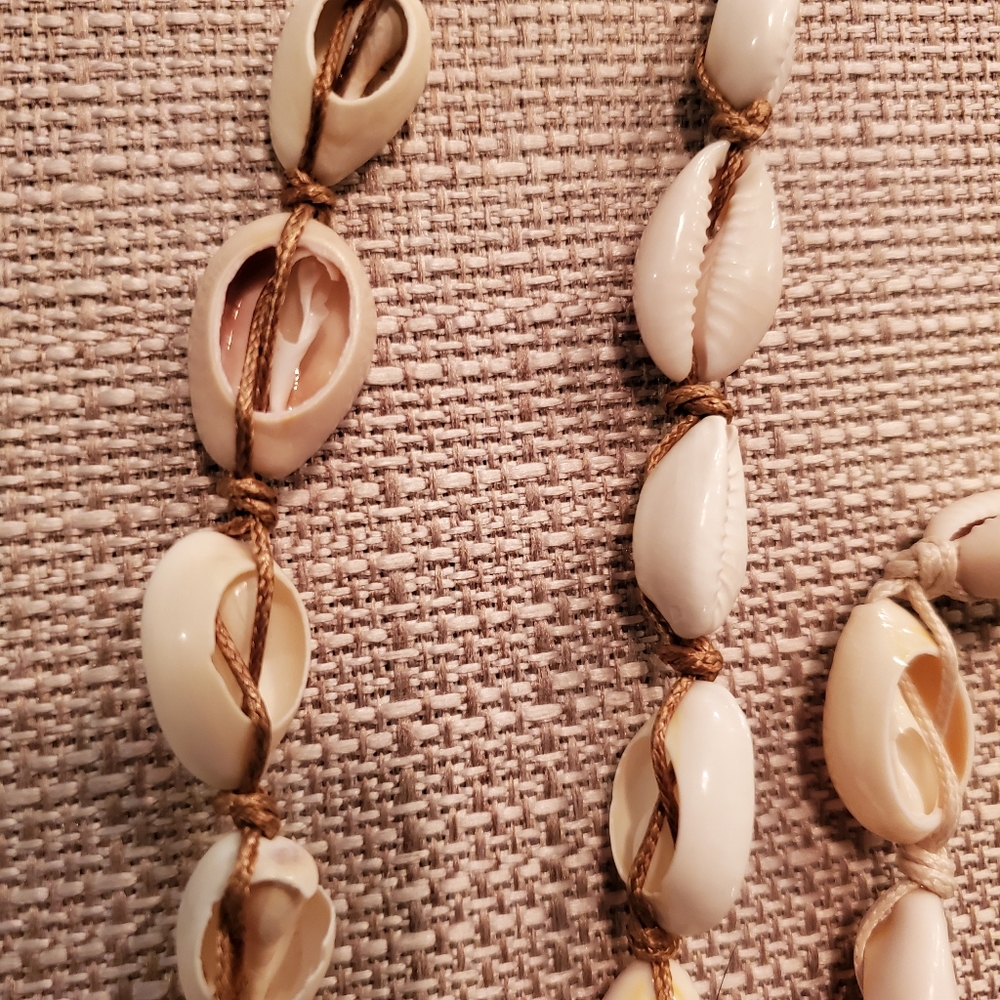 🐕 Cowrie shell necklace and bracelet set - Picture 2 of 5